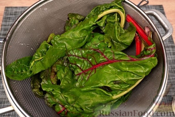 Сарма из свекольной ботвы с рисом и булгуром