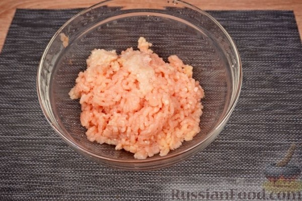 Зразы из куриного фарша с сыром и яйцами