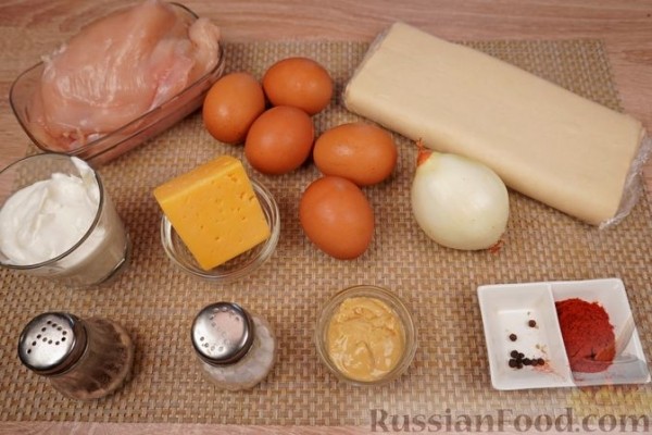 Закусочные слойки с курицей, яйцами и сыром
