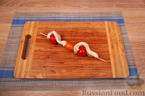 Сувлаки (шашлычки) из кальмаров и томатов черри