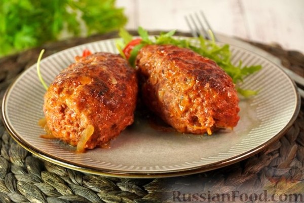 Мясные зразы с огурцами, морковью и беконом