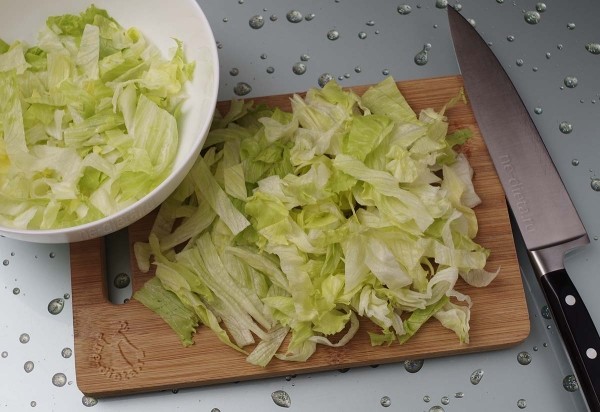Салат айсберг с огурцами и яблоком