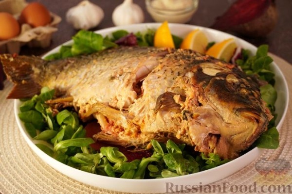 Карп, фаршированный свёклой и яйцами