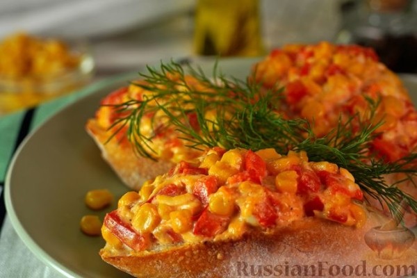 Горячие бутерброды с кукурузой, перцем, томатами и сыром