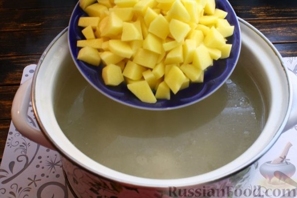 Борщ полтавский с галушками и свиными рёбрышками Борщ полтавский с галушками и свиными рёбрышками