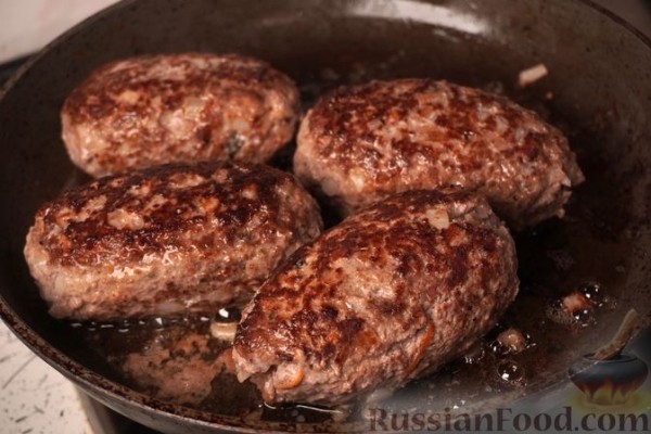 Мясные зразы с огурцами, морковью и беконом