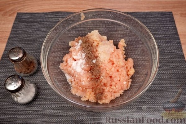 Зразы из куриного фарша с сыром и яйцами