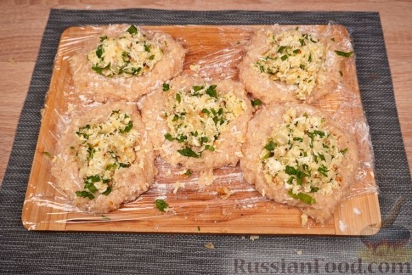 Зразы из куриного фарша с сыром и яйцами