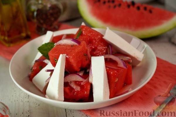 Карпузосалата (салат из арбуза с фетой и красным луком)