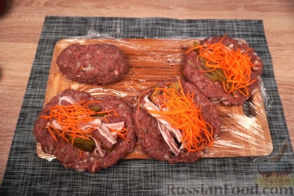 Мясные зразы с огурцами, морковью и беконом