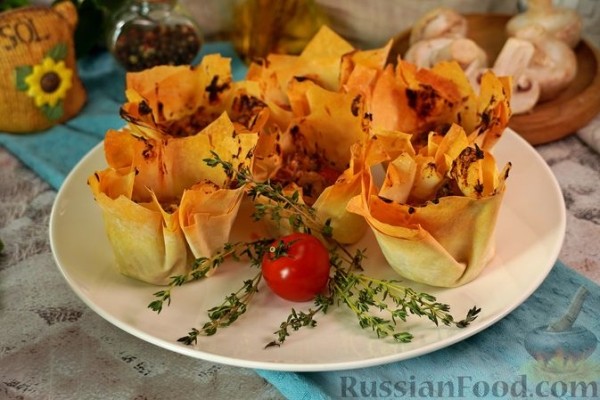 Закусочные корзинки из теста фило с грибами, фетой и томатами