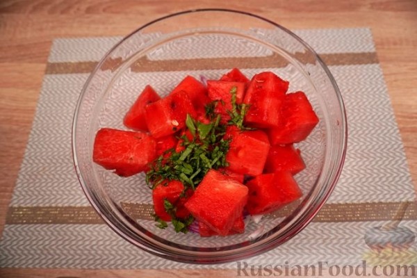 Карпузосалата (салат из арбуза с фетой и красным луком)