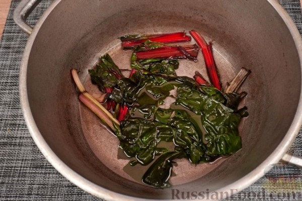 Сарма из свекольной ботвы с рисом и булгуром