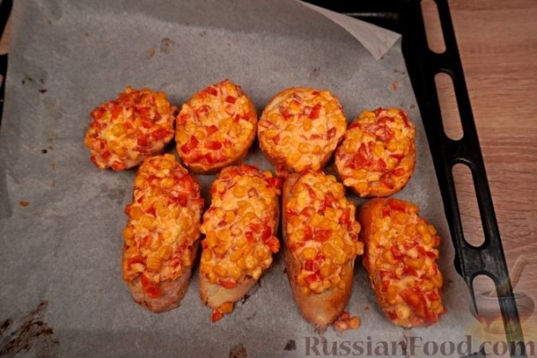 Горячие бутерброды с кукурузой, перцем, томатами и сыром