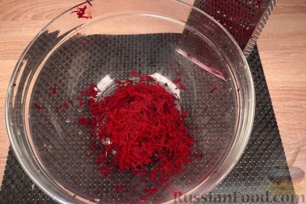 Карп, фаршированный свёклой и яйцами