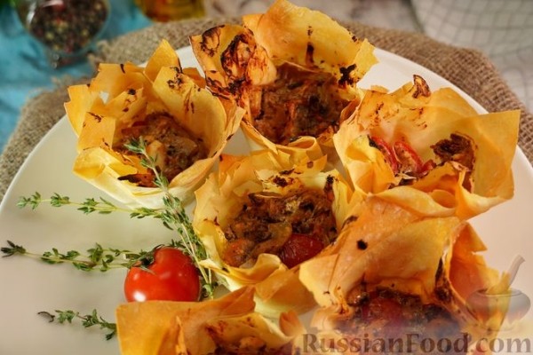 Закусочные корзинки из теста фило с грибами, фетой и томатами