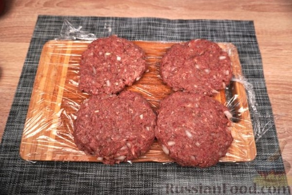 Мясные зразы с огурцами, морковью и беконом