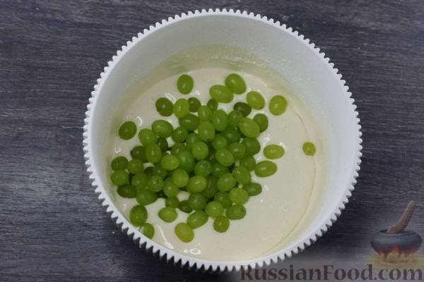 Шарлотка с виноградом