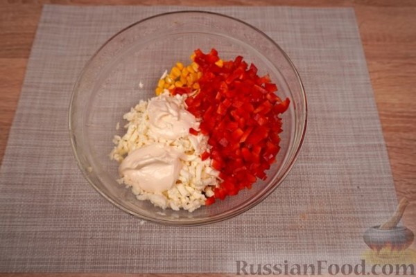 Горячие бутерброды с кукурузой, перцем, томатами и сыром