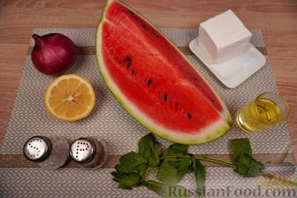 Карпузосалата (салат из арбуза с фетой и красным луком)