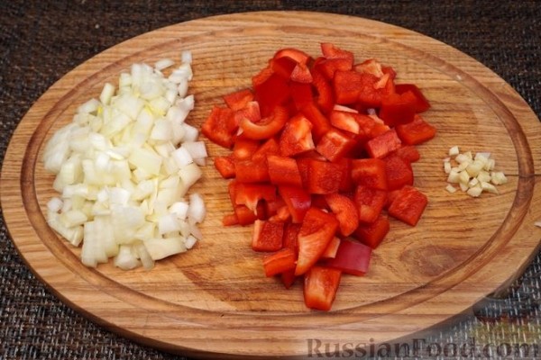 Кролик, томлённый в томатно-винном соусе с паприкой