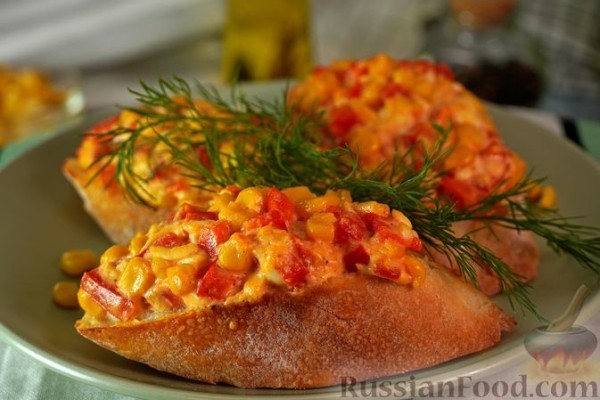 Горячие бутерброды с кукурузой, перцем, томатами и сыром