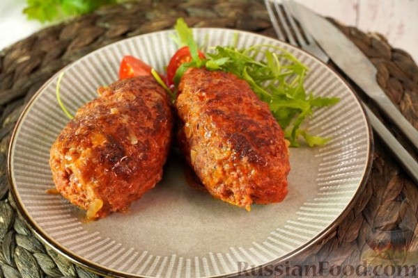 Мясные зразы с огурцами, морковью и беконом