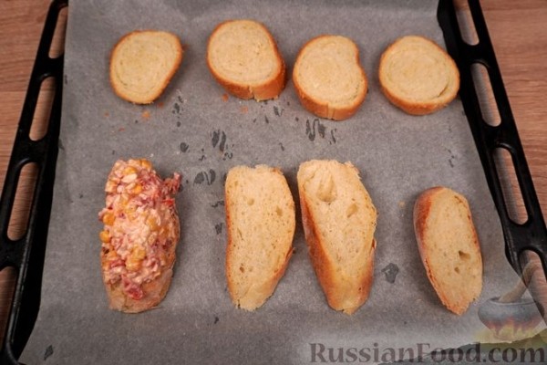 Горячие бутерброды с кукурузой, перцем, томатами и сыром