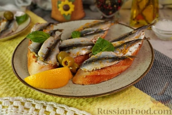 Брускетты с анчоусами в цитрусовом маринаде, фетой и оливками