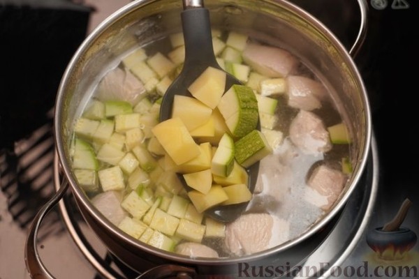 Красный борщ с кабачками и куриным филе