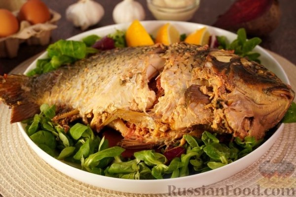 Карп, фаршированный свёклой и яйцами