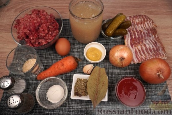 Мясные зразы с огурцами, морковью и беконом