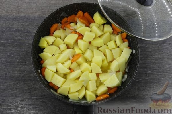 Картофельное рагу с кабачками и тушёнкой