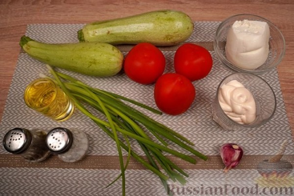 Кабачки по-молдавски с чесноком, помидорами и брынзой