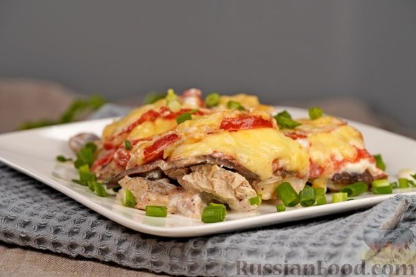 Курица, запечённая с баклажанами и грибами