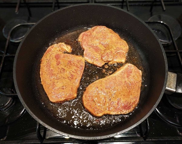 Стейки индейки на сковороде