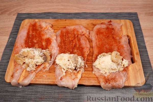 Куриные рулетики с грибами, в сливках
