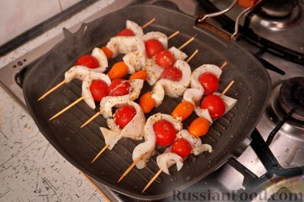 Сувлаки (шашлычки) из кальмаров и томатов черри