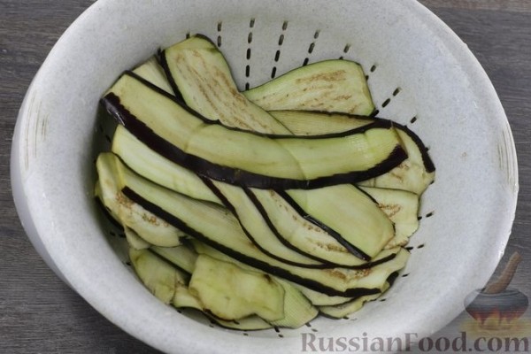 Рулетики из баклажанов со свёклой, сыром и черносливом