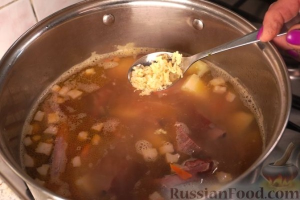 Гороховый суп с копчёными рёбрышками и беконом