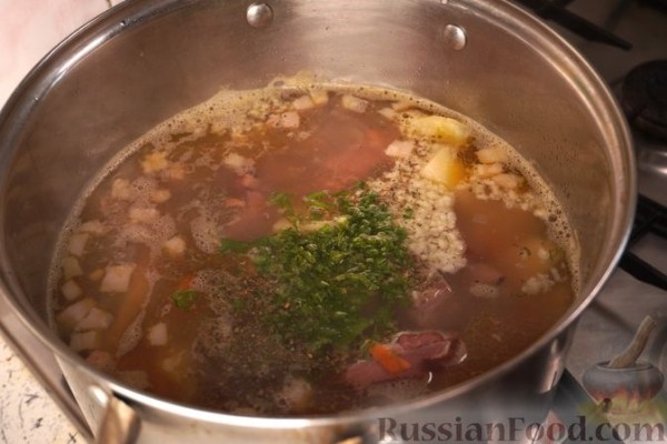 Гороховый суп с копчёными рёбрышками и беконом