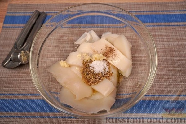 Сувлаки (шашлычки) из кальмаров и томатов черри