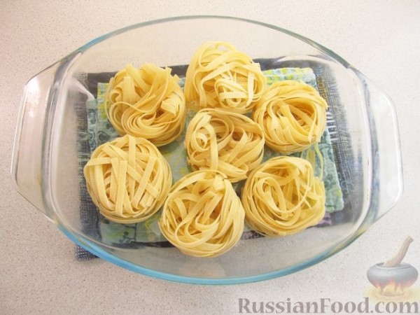 Макароны, запечённые со шпинатом в соусе бешамель