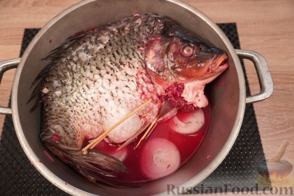 Карп, фаршированный свёклой и яйцами