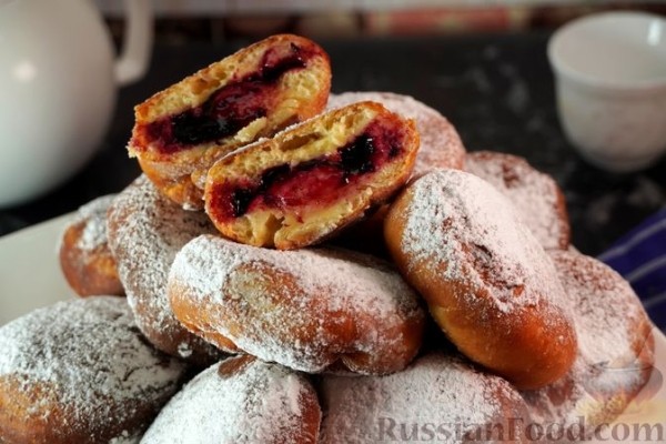 Дрожжевые пончики с вареньем