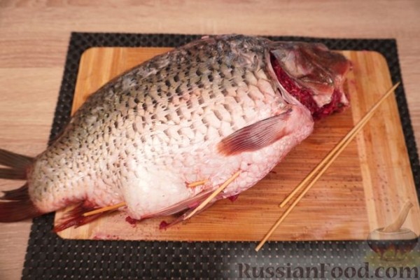 Карп, фаршированный свёклой и яйцами