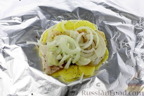 Рыба, запечённая с картошкой и кабачками (в фольге)