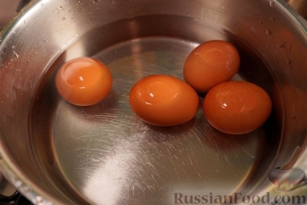 Закусочные слойки с курицей, яйцами и сыром