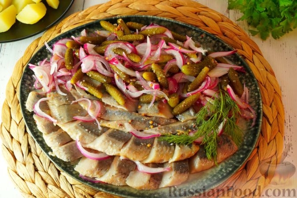 Пряная сельдь, маринованная с огурцами и луком
