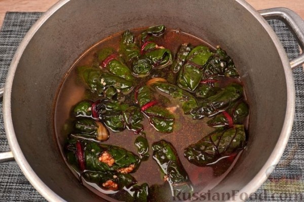 Сарма из свекольной ботвы с рисом и булгуром